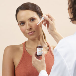 AVÈNE VITAMIN ACTIV Cg korektivni serum za sijaj kože 30 ml - slika 16