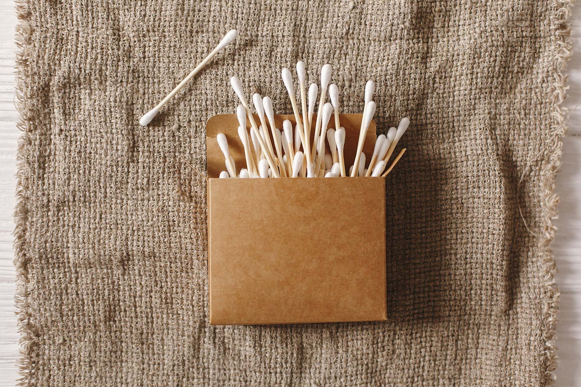 Previdno s palčkami za ušesa