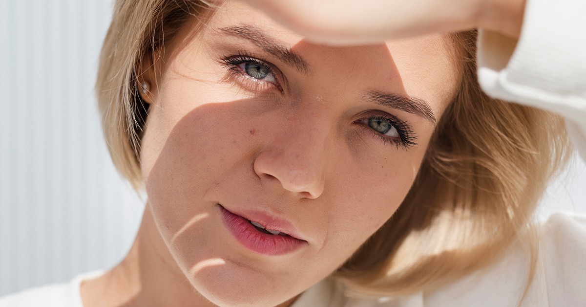 Dekle ki si zakriva obraz pred soncem